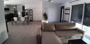 een woonkamer met een bank en een eetkamer bij Maison neuve 66 bis in Saint-Martin-la-Rivière