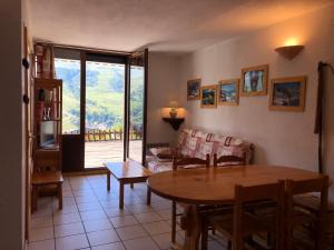 聖費朗索瓦－隆尚的住宿－Appartement avec terrasse magnifique vue montagne，客厅配有桌子和沙发
