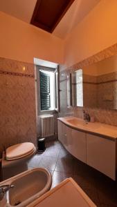 a bathroom with a tub and a toilet and a sink at meschihouse - Leonardo 35 in Lecco