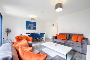 Atpūtas zona naktsmītnē Modern 5 Bedroom 3 Bathroom Serviced House Aylesbury with parking By 360Stays