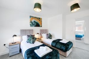 מיטה או מיטות בחדר ב-Modern 5 Bedroom 3 Bathroom Serviced House Aylesbury with parking By 360Stays