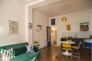 - un salon avec un canapé vert et une table dans l'établissement Blue Note - Style et Histoire Ideal Place, à Troyes
