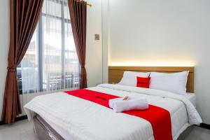Кровать или кровати в номере RedDoorz near Terminal Tirtonadi 2