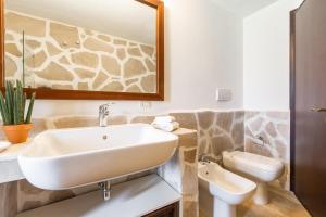 ein Badezimmer mit Waschbecken und Toilette in der Unterkunft Villa La Pajara in Santa Maria di Leuca + 18 Fotos