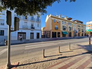 een lege straat met gebouwen aan de kant van de weg bij DS Ribera, con aparcamiento opcional in Córdoba