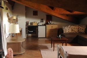 een woonkamer met een bank en een keuken bij Villa Circuito Simoncelli in Misano Adriatico