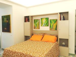 una camera con letto e alcuni dipinti di Villino Campagna a Meta