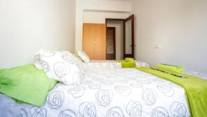 Posteľ alebo postele v izbe v ubytovaní Geranios Wifi en plena Puerta Purchena