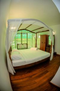 ein Schlafzimmer mit einem großen Bett mit Baldachin in der Unterkunft The Barnsbury House in Nuwara Eliya