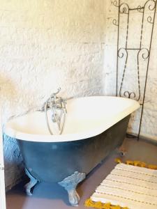 a blue and white bath tub in a bathroom at Très Belle rotonde déco Bohème, tennis, parking in Nîmes