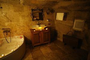 y baño con bañera, lavamanos y bañera. en Castle Inn Cappadocia, en Ürgüp