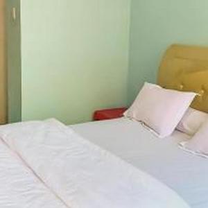 Giường trong phòng chung tại Hayori Hotel RedPartner