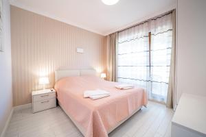 Un pat sau paturi într-o cameră la La Mer Luxury Apartments