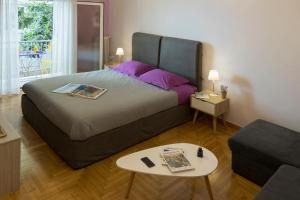 1 dormitorio con 1 cama grande y mesa de centro en Stylish Modern Studio in the Heart of Athens en Atenas