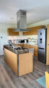 McCareys Loanen Holiday Home في لارن: مطبخ مع موقد وثلاجة