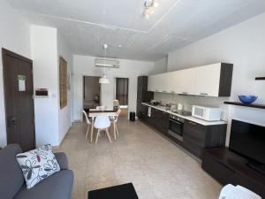 St Julians Smart 2 Bedroom Apartment tesisinde mutfak veya mini mutfak