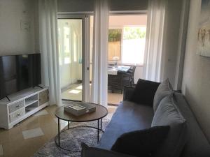 TV a/nebo společenská místnost v ubytování Apartmani Ruzmarin