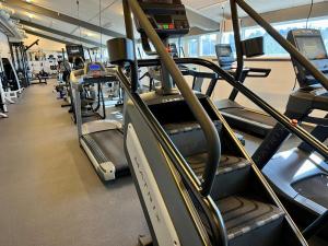 The fitness centre and/or fitness facilities at Hirtshals Idrætscenter - Vandrehjem - Hostel