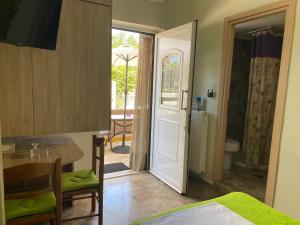 una cucina con tavolo e una porta che conduce al bagno di Kissamos Nice Apartment1 a Kíssamos