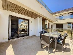 A balcony or terrace at Lovely apartment with pool & sea views - Marina Del Castillo 2129