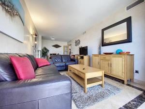 Posezení v ubytování Lovely apartment with pool & sea views - Marina Del Castillo 2129