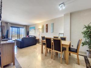 Posezení v ubytování Lovely apartment with pool & sea views - Marina Del Castillo 2129
