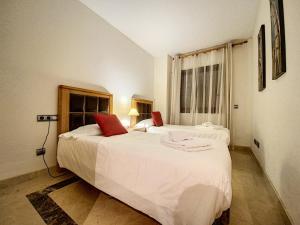 Postel nebo postele na pokoji v ubytování Lovely apartment with pool & sea views - Marina Del Castillo 2129