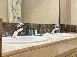 A bathroom at Lovely apartment with pool & sea views - Marina Del Castillo 2129 Még 37 kép