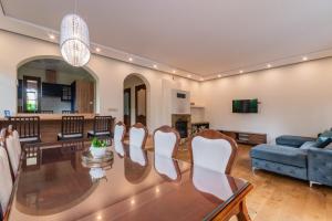 a living room with a glass table and chairs at Golden Home Kmiecin 