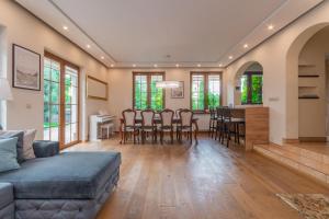 a living room with a couch and a table at Golden Home Kmiecin 