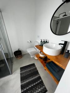 bagno con lavandino e specchio di Casa Nusa a La Santa