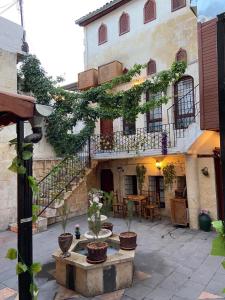 Şirvani Konağı في غازي عنتاب: ساحة مبنى بها نباتات الفخار