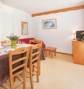a kitchen and living room with a table and chairs at Les Balcons PROCHE PARC NATIONAL VANOISE appartements 2 pieces 6 pers MONTAGNE ALP in Termignon