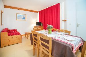 jadalnia ze stołem i czerwoną zasłoną w obiekcie Les Balcons PROCHE PARC NATIONAL VANOISE appartements 2 pieces 6 pers MONTAGNE ALP w mieście Termignon +37 zdjęć