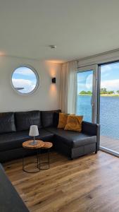 Posezení v ubytování Hausboot Wangermeerblick (Floating Home)