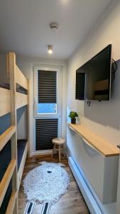 TV a/nebo společenská místnost v ubytování Hausboot Wangermeerblick (Floating Home)