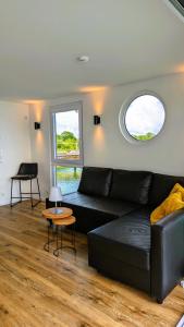 Posezení v ubytování Hausboot Wangermeerblick (Floating Home)