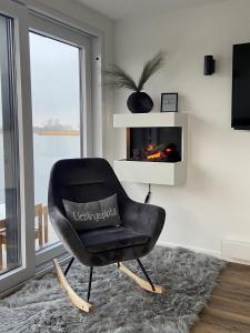 TV a/nebo společenská místnost v ubytování Hausboot Wangermeerblick (Floating Home)