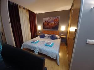 Postel nebo postele na pokoji v ubytování ÁTICOS BELLA LUCÍA