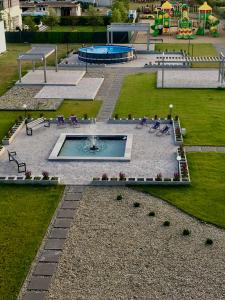 - une vue aérienne sur une piscine dans un parc dans l'établissement Aparton, à Ustka
