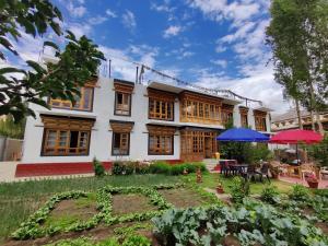 Zahrada ubytování Jig Gyas Guest House + 9 fotografií