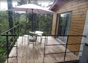 Balkón alebo terasa v ubytovaní petite maison dans les pins + 2 fotografie
