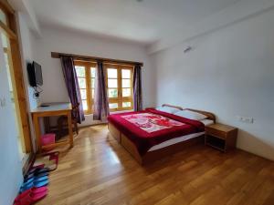 Postel nebo postele na pokoji v ubytování Jig Gyas Guest House