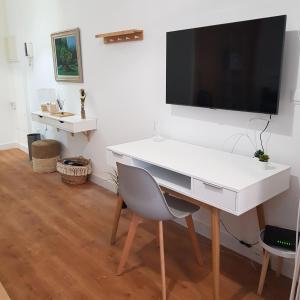 TV a/nebo společenská místnost v ubytování ESTUDIO IDEAL 2 EN VIGO PARA VACACIONES Y TRABAJO