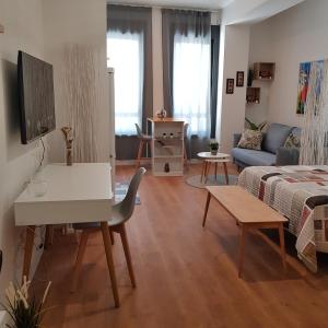 TV a/nebo společenská místnost v ubytování ESTUDIO IDEAL 2 EN VIGO PARA VACACIONES Y TRABAJO