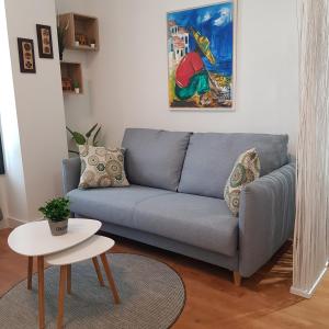a living room with a blue couch and a table at ESTUDIO IDEAL 2 EN VIGO PARA VACACIONES Y TRABAJO in Vigo