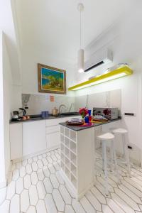 Köök või kööginurk majutusasutuses Suite Apartment Capri con Jacuzzi in Piazzetta