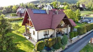 una vista aérea de una casa con techo rojo en Domki i pokoje Daglezja pod Górą Żar, en Międzybrodzie Żywieckie