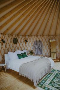 ein Schlafzimmer mit einem weißen Bett in einer Jurte in der Unterkunft Szczere Pole in Karpacz
