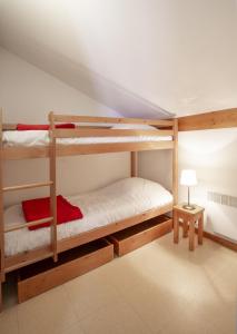 2 łóżka piętrowe w pokoju z lampką w obiekcie Les Balcons PROCHE PARC NATIONAL VANOISE appartements 2 pieces 6 pers MONTAGNE ALP w mieście Termignon